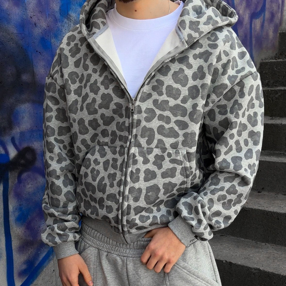 LEO ZIP HOODIE